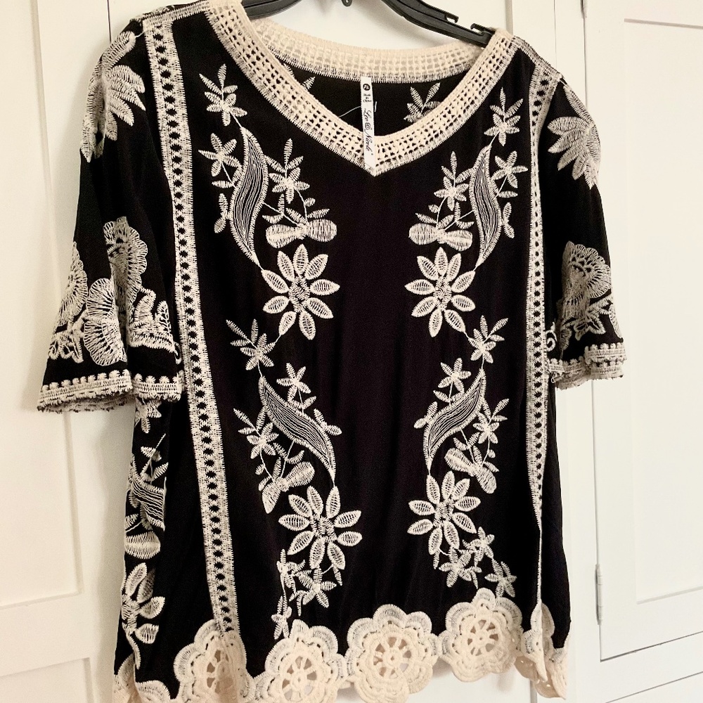 LEO &Nicole Black & Cream Embroidery Fits PL & Medium  Beautiful Top NWOT